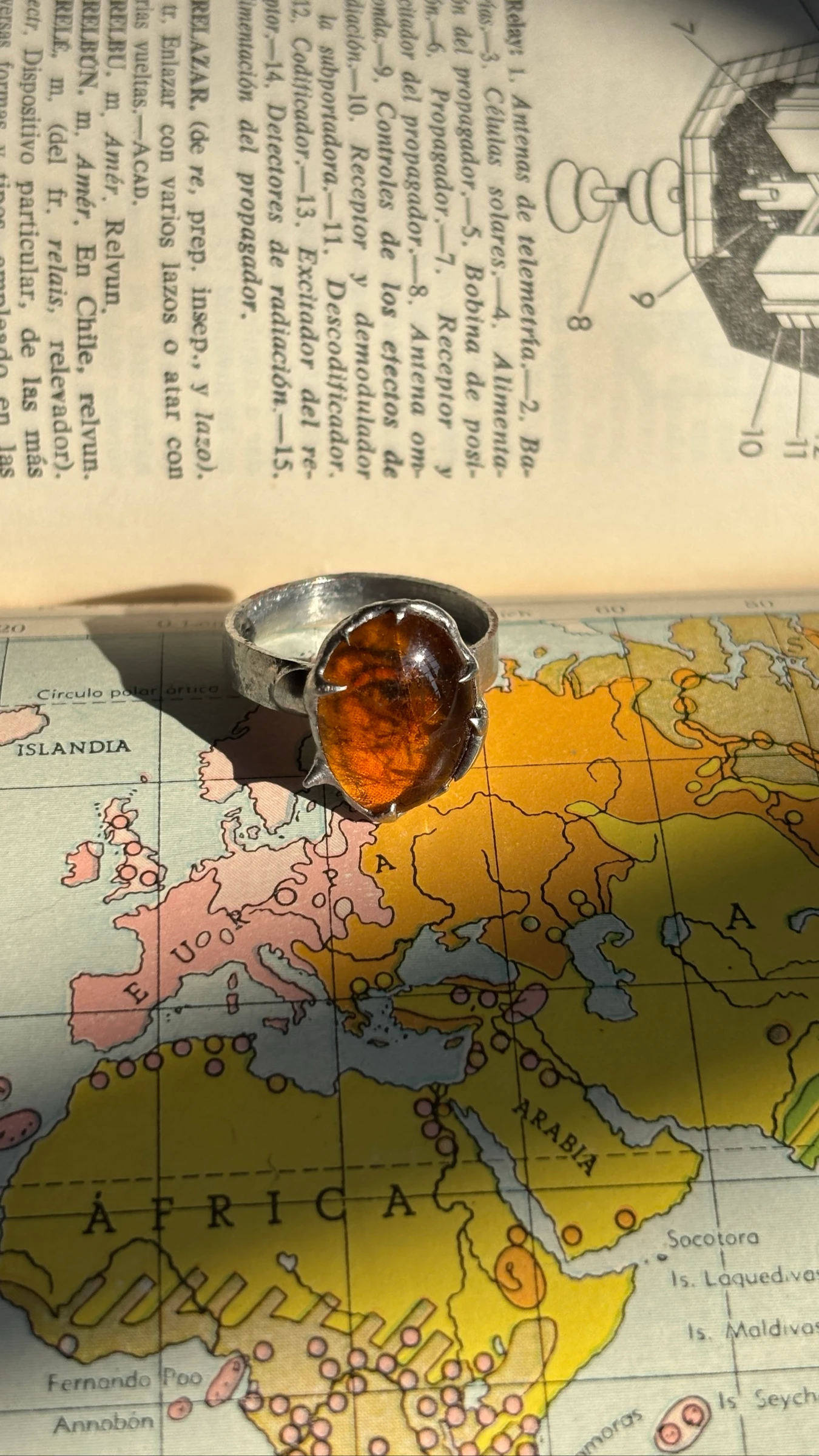 Anillo de cobre y vidrio fundido